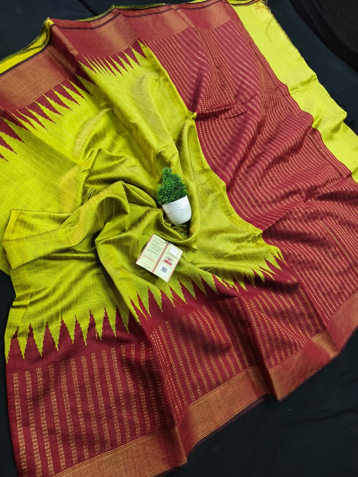 Temple Border Raw pattern and  pallu with contrast blouse saree